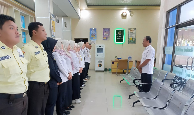 Briefing Loket 4 Juni 2025, Manager Loket Tekankan Petugas untuk Semangat dalam Melayani