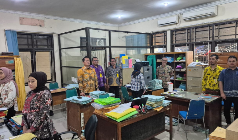 Kantor Pertanahan Kabupaten Pati memperdengarkan Lagu Kebangsaan Indonesia pada 5 Juni 2025