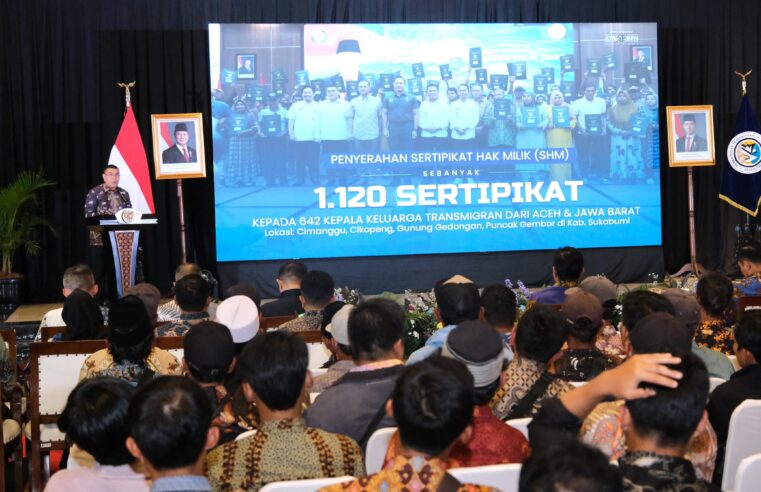Pemerintah Serahkan 1.120 Sertipikat Tanah untuk Transmigran di Sukabumi, Wamen Ossy: Ini Pengakuan Negara