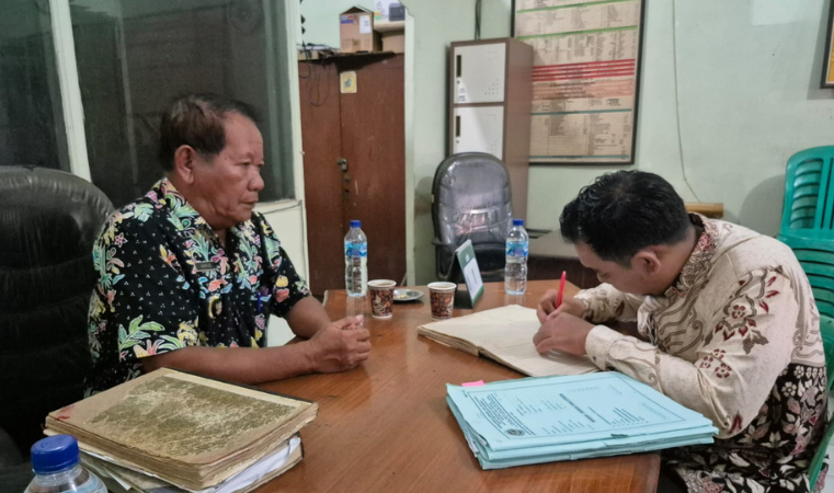 Panitia A Kantor Pertanahan Kabupaten Pati melaksanakan pencoretan dokumen Letter C Di Desa Growong Kidul, Juwana