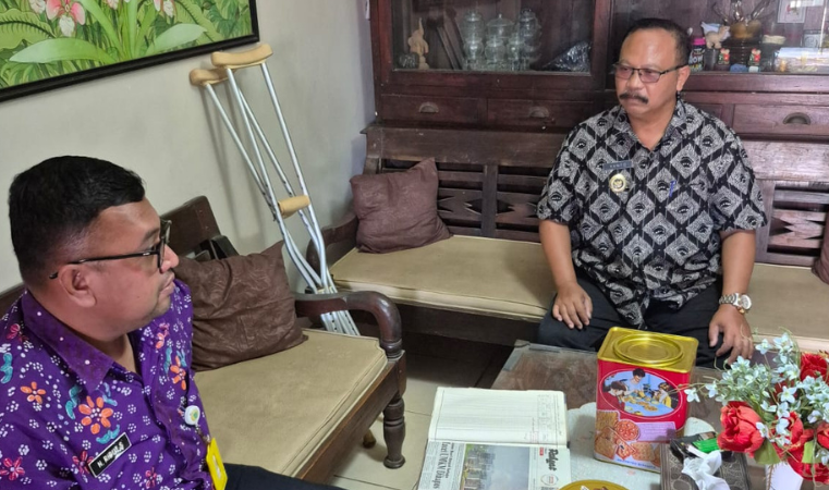 Panitia A Kantor Pertanahan Kabupaten Pati melaksanakan pencoretan dokumen Letter C Di Desa Jetak, Wedarijaksa