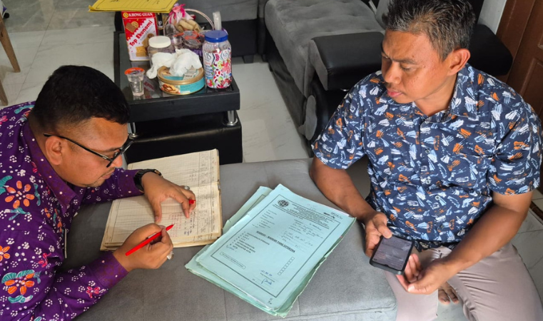 Panitia A Kantor Pertanahan Kabupaten Pati melaksanakan pencoretan dokumen Letter C Di Desa Tluwah, Juwana