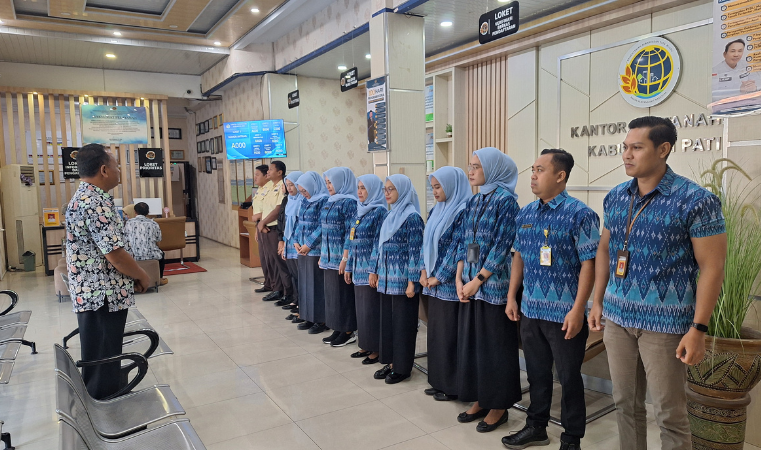 Kantor Pertanahan Kabupaten Pati Gelar Briefing Petugas Loket Sebelum Pelayanan dimulai pada 10 Juli 2025