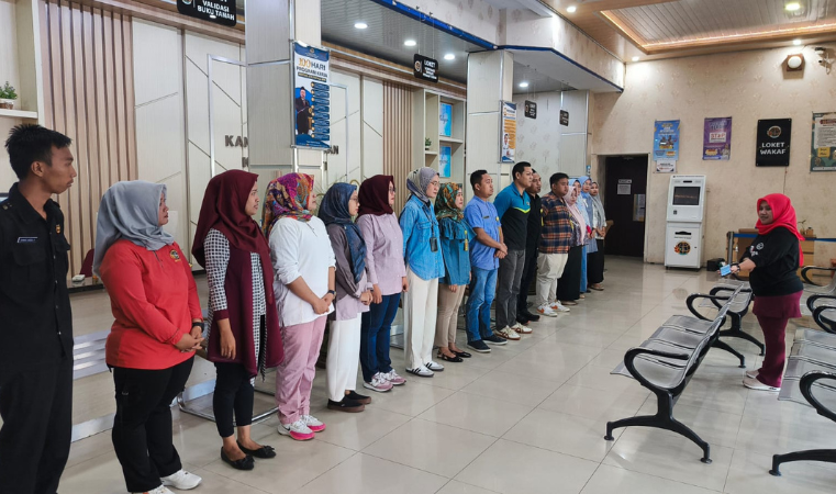 Tingkatkan Kualitas Pelayanan, Kantor Pertanahan Kabupaten Pati adakan Briefing untuk Petugas Loket dan Satpam yang bertugas pada 11 Juli 2025