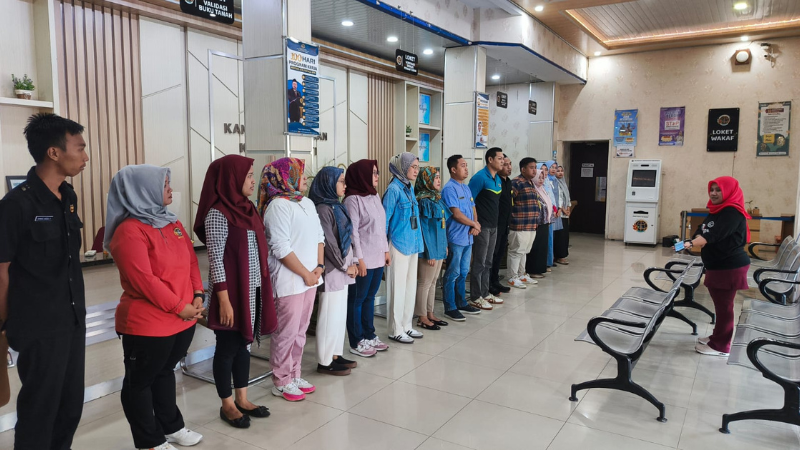 Tingkatkan Kualitas Pelayanan, Kantor Pertanahan Kabupaten Pati adakan Briefing untuk Petugas Loket dan Satpam yang bertugas pada 11 Juli 2025
