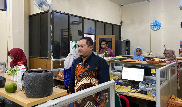 Kantor Pertanahan Kabupaten Pati memperdengarkan Lagu Kebangsaan Indonesia pada 12 Juni 2025