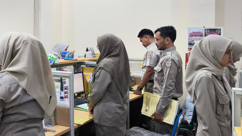 Kantor Pertanahan Kabupaten Pati memperdengarkan Lagu Kebangsaan Indonesia pada 16 Juni 2025