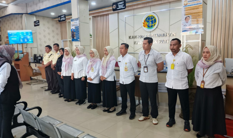 Tingkatkan Kualitas Pelayanan, Kantor Pertanahan Kabupaten Pati adakan Briefing untuk Petugas Loket dan Satpam yang bertugas pada 16 Juli 2025