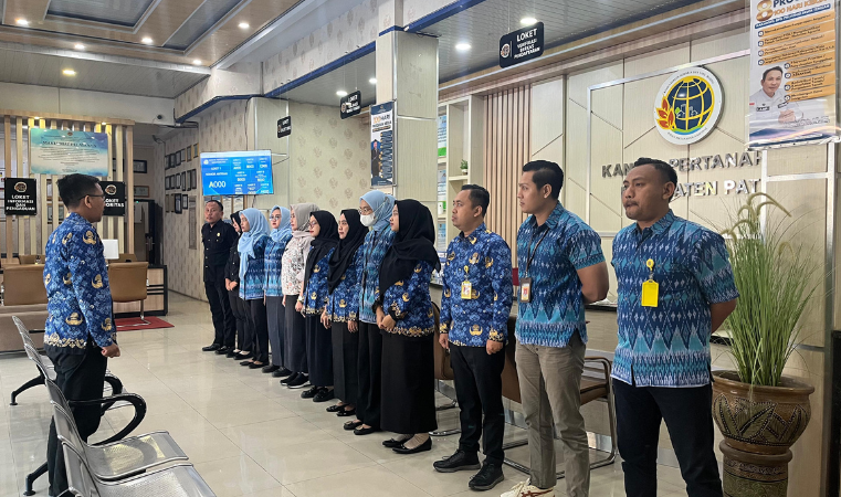 Tingkatkan Kualitas Pelayanan, Kantor Pertanahan Kabupaten Pati adakan Briefing untuk Petugas Loket dan Satpam yang bertugas pada 17 Juli 2025