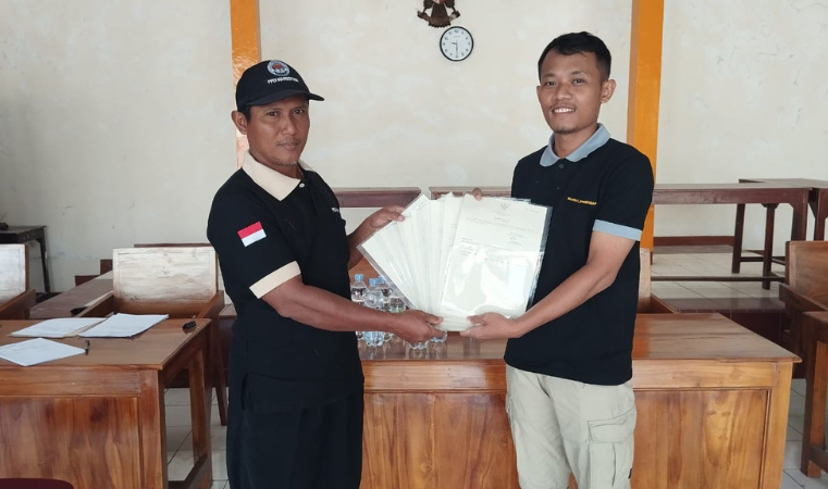 Kantor Pertanahan Kabupaten Pati Serahkan 20 Sertipikat Elektronik hasil PTSL di Desa Ngemplak Kidul, Margoyoso