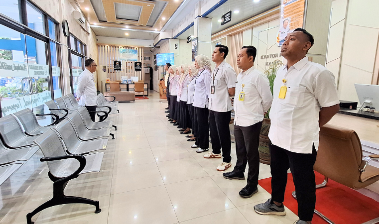 Kantor Pertanahan Kabupaten Pati Gelar Briefing Petugas Loket Sebelum Pelayanan dimulai pada 2 Juli 2025