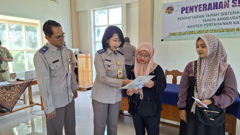 Kantor Pertanahan Kabupaten Pati Serahkan 168 Sertipikat Elektronik Hasil PTSL, Perkuat Legalitas Tanah Warga Klakahkasihan, Gembong