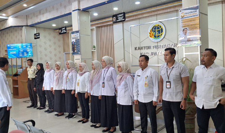 Briefing Rutin Petugas Loket dan Satpam pada 23 Juli 2025: Komitmen Kantor Pertanahan Pati Tingkatkan Layanan