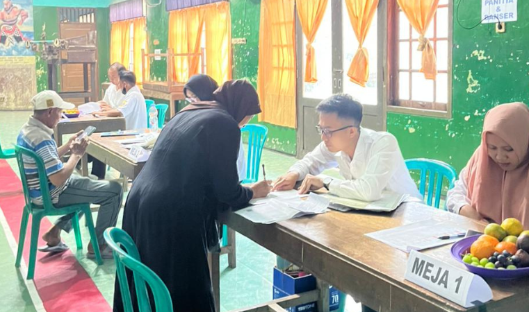 Kantor Pertanahan Kabupaten Pati Serahkan 105 Sertipikat Elektronik hasil PTSL kepada Warga Bakaran Kulon, Juwana