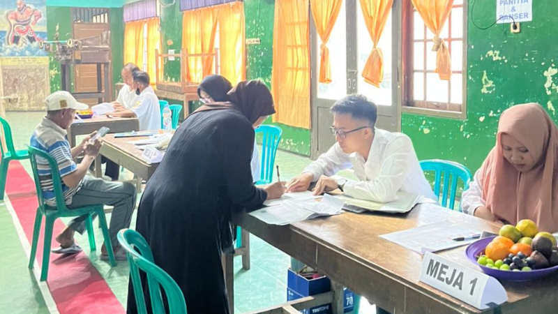 Kantor Pertanahan Kabupaten Pati Serahkan 105 Sertipikat Elektronik hasil PTSL kepada Warga Bakaran Kulon, Juwana