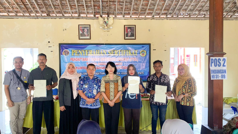Kantor Pertanahan Kabupaten Pati Serahkan 89 Sertipikat Elektronik Hasil PTSL di Desa Kedalon, Batangan