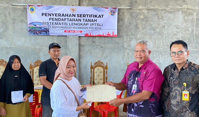 Kantor Pertanahan Kabupaten Pati Serahkan Sertipikat Hasil PTSL, Warga Ngepungrojo Pati Kini Miliki Kepastian Hukum