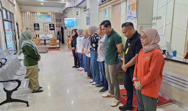 Tingkatkan Kualitas Pelayanan, Kantor Pertanahan Kabupaten Pati adakan Briefing untuk Petugas Loket dan Satpam yang bertugas pada 4 Juli 2025