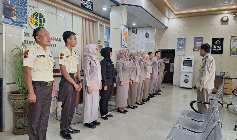 Kantor Pertanahan Kabupaten Pati Gelar Briefing Petugas Loket Sebelum Pelayanan dimulai pada 7 Juli 2025