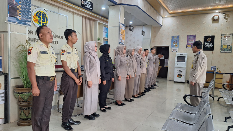 Kantor Pertanahan Kabupaten Pati Gelar Briefing Petugas Loket Sebelum Pelayanan dimulai pada 7 Juli 2025