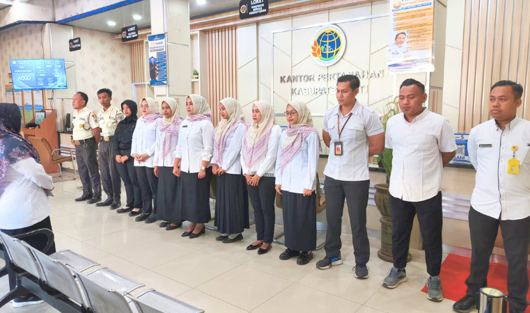 Tingkatkan Kualitas Pelayanan, Kantor Pertanahan Kabupaten Pati adakan Briefing untuk Petugas Loket dan Satpam yang bertugas pada 9 Juli 2025