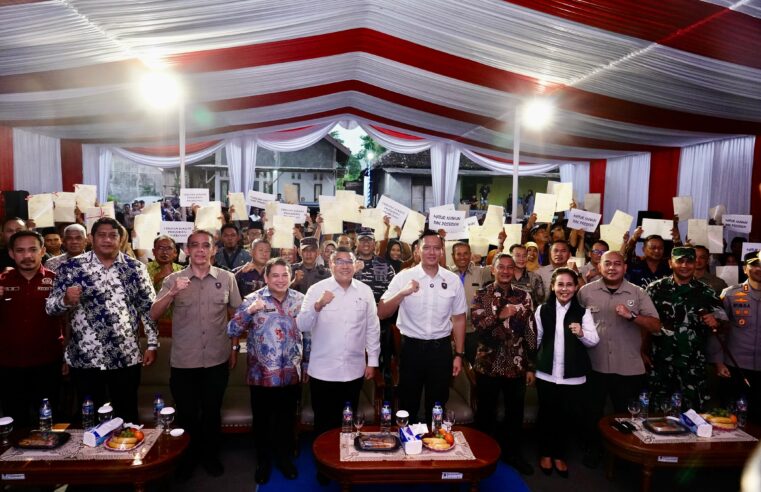 Lampaui Target Penyelesaian PTSL, Menko AHY dan Wamen Ossy Serahkan Langsung Sertipikat Masyarakat Kabupaten Pacitan