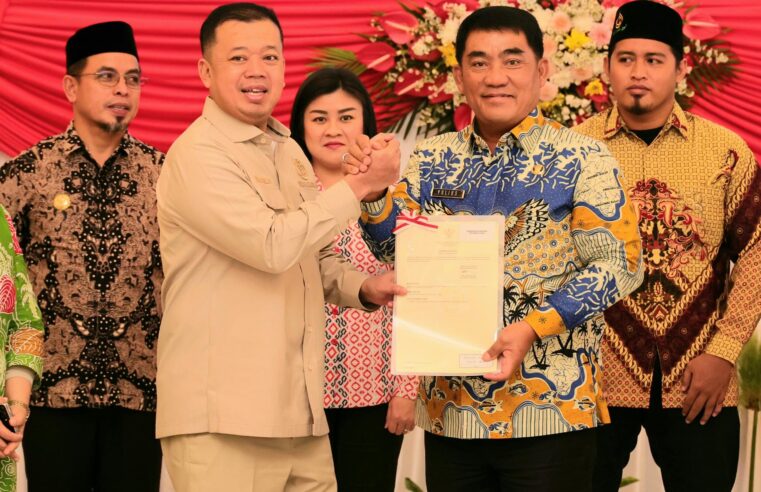 Serahkan Sertipikat di Sulut, Menteri Nusron Komitmen pada Era Presiden Prabowo PR di Bidang Pertanahan Harus Selesai