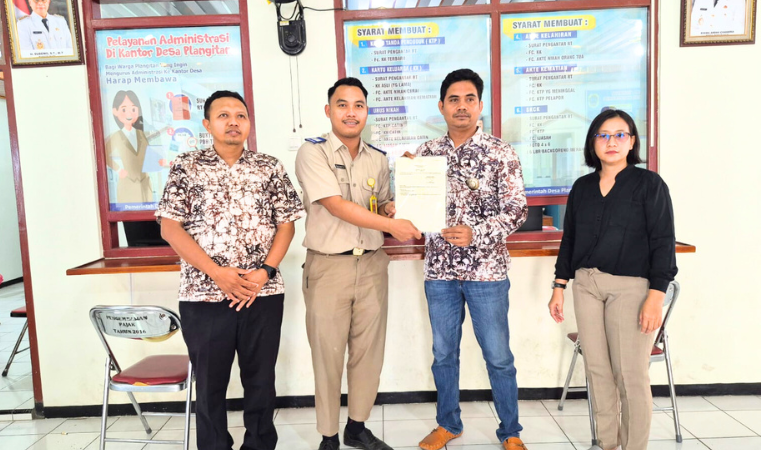 Kantor Pertanahan Kabupaten Pati Serahkan 34 Sertipikat Hak Pakai ke Desa Plangitan, Pati