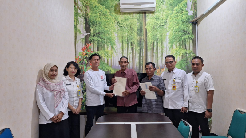 Kantor Pertanahan Kabupaten Pati menyerahkan Sertipikat Hasil PTSL Kepada Peserta PTSL di Desa Dadirejo, Margorejo