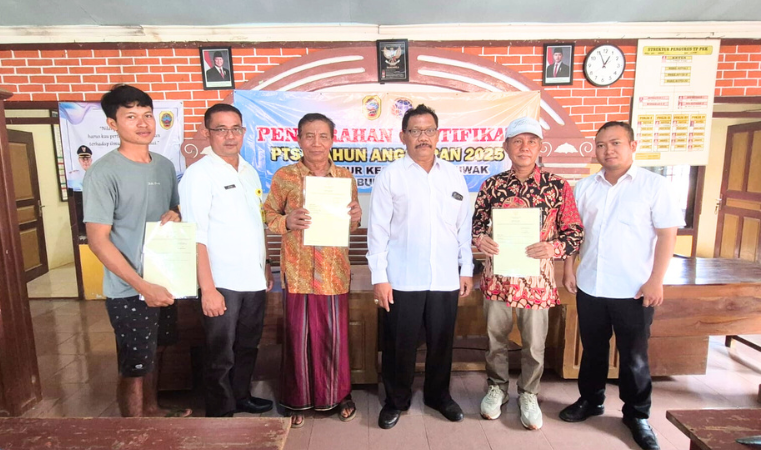 Kantor Pertanahan Kabupaten Pati Serahkan 120 Sertipikat PTSL di Desa Sumur