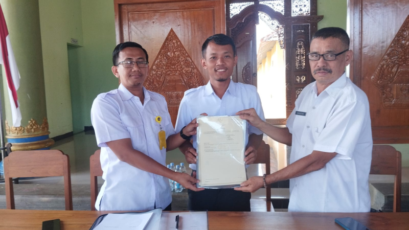 Kantor Pertanahan Kabupaten Pati melalui Tim 5 PTSL menyerahkan sertipikat di Desa Semirejo, Gembong