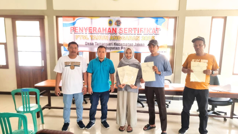 Kantor Pertanahan Kabupaten Pati Serahkan 38 Sertipikat Elektronik di Tamansari, Dorong Kepastian Hukum dan Akses Layanan Publik