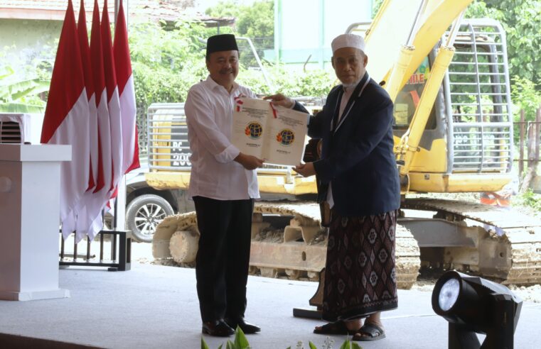 Serahkan Sertipikat Tanah Wakaf, Dirjen PPTR Kementerian ATR/BPN: Agar Pembangunan Pesantren Al-Khoziny Berjalan Tertib