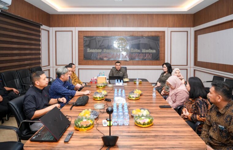 Kunjungi Dua Kantah di Sumut, Wamen Ossy Monitoring Kesiapan WBBM hingga Serahkan Sertipikat kepada Masyarakat