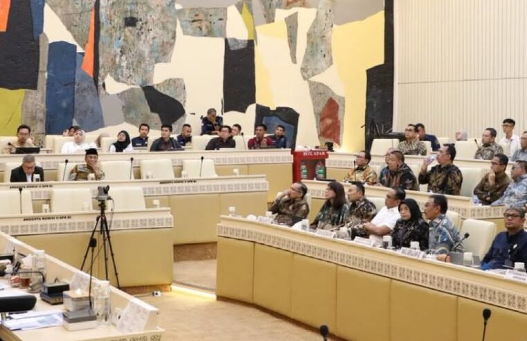 Direktur Jenderal Pengendalian dan Penertiban Tanah dan Ruang (Dirjen PPTR), Lampri, mendampingi Sekretaris Jenderal Kementerian ATR/BPN, Dalu Agung Darmawan, dalam Rapat Dengar Pendapat (RDP) bersama Komisi II DPR RI yang dipimpin Ketua Komisi II DPR RI, M. Rifqinizamy Karsayuda, pada Selasa, (14/4/2026) di Gedung Nusantara DPR RI