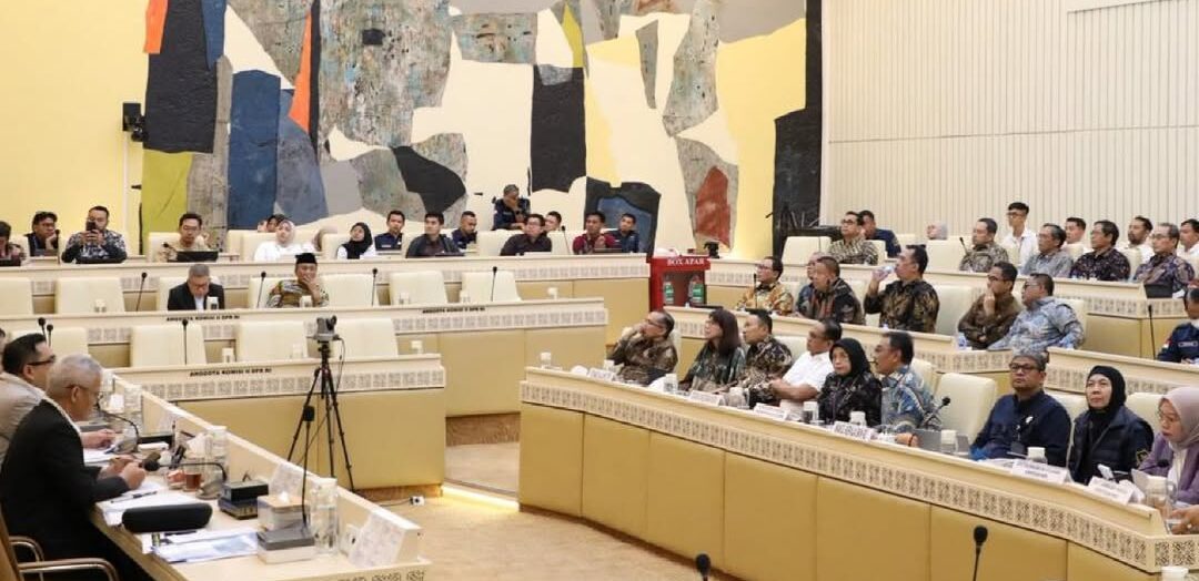 Direktur Jenderal Pengendalian dan Penertiban Tanah dan Ruang (Dirjen PPTR), Lampri, mendampingi Sekretaris Jenderal Kementerian ATR/BPN, Dalu Agung Darmawan, dalam Rapat Dengar Pendapat (RDP) bersama Komisi II DPR RI yang dipimpin Ketua Komisi II DPR RI, M. Rifqinizamy Karsayuda, pada Selasa, (14/4/2026) di Gedung Nusantara DPR RI