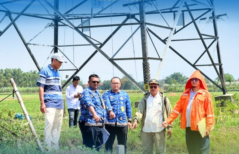 Anggota Panitia A Kantor Pertanahan Kabupaten Pati, Novianto Ribut Subagio dan Ari Wijayanto, melaksanakan kegiatan pemeriksaan lapang atas permohonan untuk dan atas nama PT PLN (Persero) yang berlokasi di Desa Sendangsoko, Kecamatan Jakenan, Kabupaten Pati