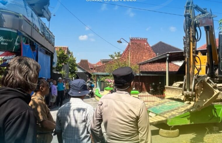 Menindaklanjuti surat dari Panitera Pengadilan Negeri Pati perihal pelaksanaan eksekusi, Kepala Seksi Pengendalian dan Penanganan Sengketa Kantor Pertanahan Kabupaten Pati, Rr. Diah Pratiwi Kusumaningrum, beserta staf menghadiri kegiatan pelaksanaan eksekusi