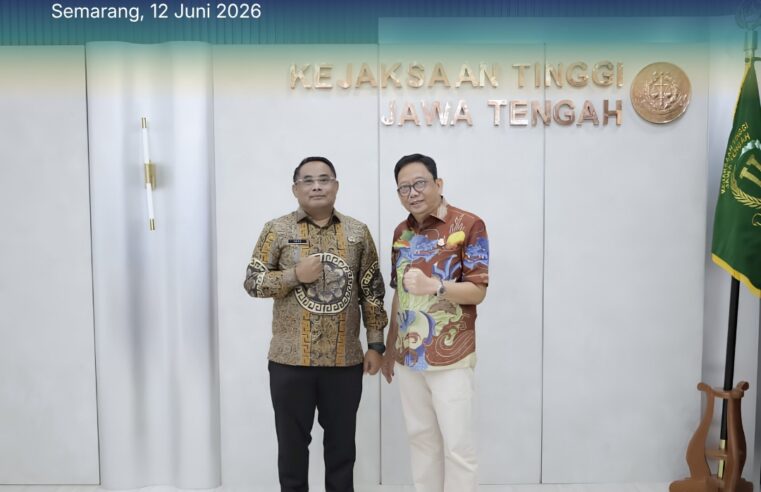 Semarang – Kepala Kantor Wilayah BPN Provinsi Jawa Tengah, Sri Pranoto, melakukan kunjungan koordinasi ke Kejaksaan Tinggi Jawa Tengah dan diterima langsung oleh Kepala Kejaksaan Tinggi Jawa Tengah, Teguh Subroto.