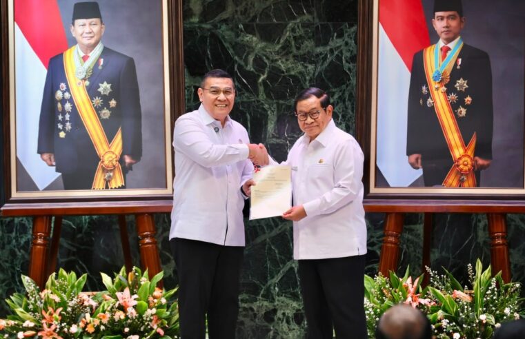 DKI Jakarta HUT ke-499, Wamen Ossy Serahkan 499 Sertipikat ke Gubernur Pramono Anung