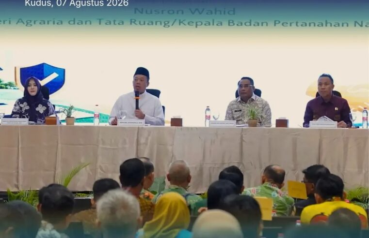 Menteri Agraria dan Tata Ruang/Kepala Badan Pertanahan Nasional, Nusron Wahid, didampingi Kepala Kantor Wilayah BPN Provinsi Jawa Tengah Sri Pranoto, Direktur Pengaturan Pendaftaran Tanah dan Ruang, Pejabat Pembuat Akta Tanah (PPAT) dan Mitra Kerja Ana Anida, serta Kepala Biro Hubungan Masyarakat Achmad memberi Pengarahan dalam rangka Implementasi Transformasi Pelayanan Pertanahan dan Sinergi Percepatan Layanan di Jawa Tengah